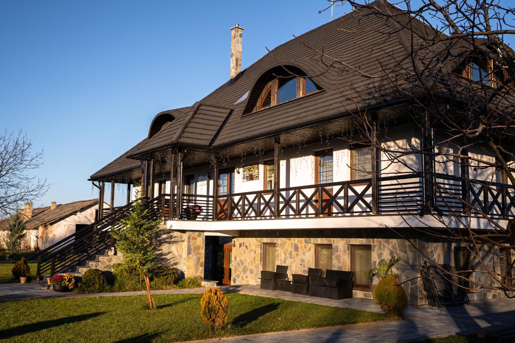 Casa Andra Hotel Siret Exterior photo
